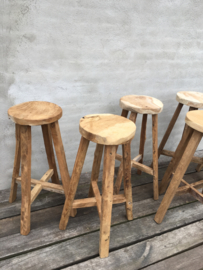 Stoere hoge oude houten kruk boerenkruk barkruk sokkel zuil plantentafeltje oud hout rond hoog zadelkruk wortel kruk krukje vergrijsd