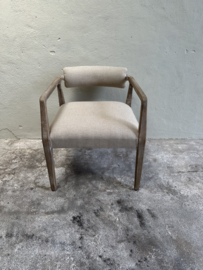 Prachtige vergrijsd houten stoel stoelen met beige stoffen zitting armleuning fauteuil landelijk