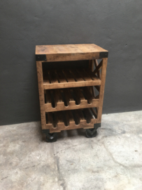 Stoer houten wijnrek kastje wijnkast wijnkastje drankkast dranken flessenrek landelijk industrieel vintage trolley kar karretje flessenrek