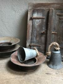 Oude ijzeren metalen schaal bak kom kap bakje landelijk stoer industrieel vintage