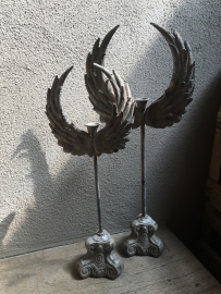 Metalen ornament kandelaar op voet met vleugels 55 cm  grijs beige