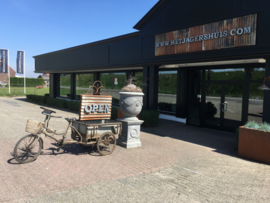 Orginele oude metalen transportfiets eye catcher bakfiets ( riksja ) bakkerskar bakkersfiets plantenbak  goederenfiets winkel reclame decoratie uniek item industrieel vintage grijs bruin zwart metaal plantenbak winkel