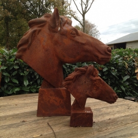 Groot gietijzeren paardenhoofd paard beeld tuinbeeld paardekop paardenkop gietijzer landelijk cottage roest