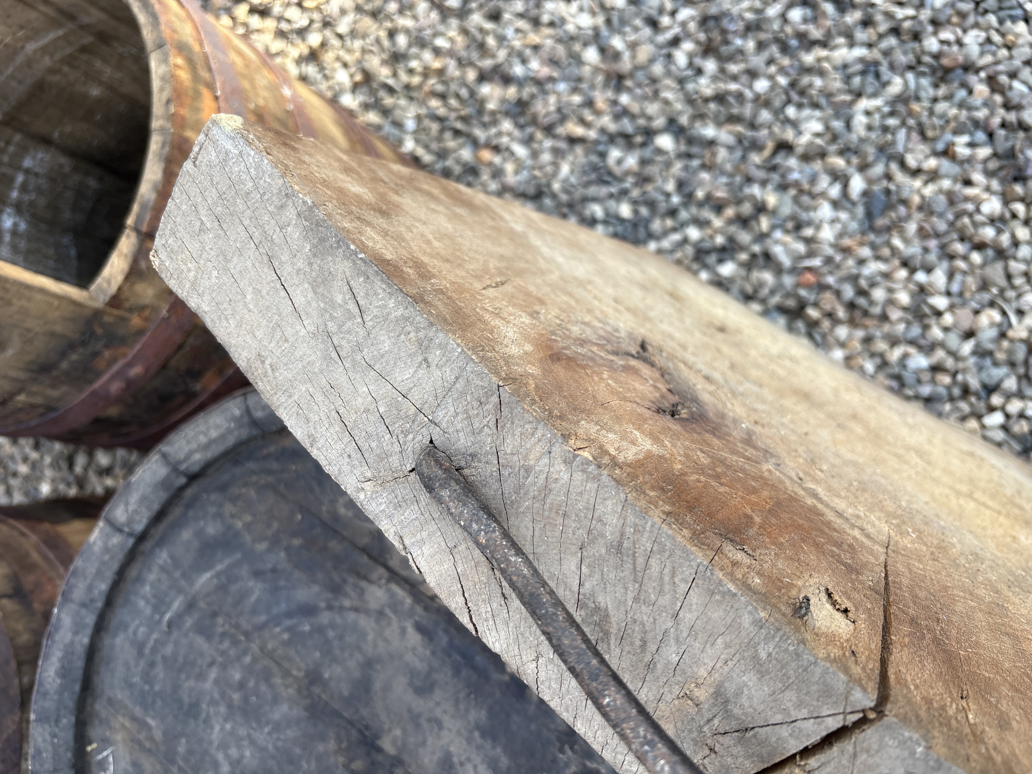 Hele gave stoere grote oude vergrijsd doorleefd houten snijplank hakblok