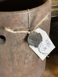 Oude vergrijsde pot met metalen details landelijk