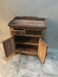 Oud massief zwaar houten kastje kast dressoir met opzetrand sidetable commode wastafel landelijk stoer robuust landelijk