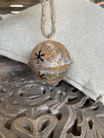 Grijs bruine roestbruine metalen kerstbal kerstbel kerstklok jingle Bell aan jute touw groot  rusty landelijk stoer
