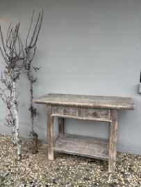 Stoer oud vergrijsd houten sidetable wandtafel wastafel wastafelmeubel badkamermeubel werkbank ladekast met onderplank landelijk