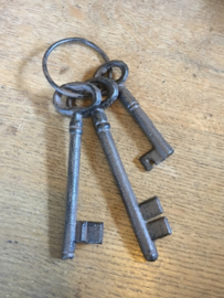 Gietijzeren sleutelbos 3 sleutels brocant landelijk oude stijl