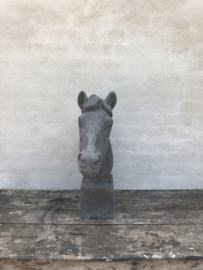 Betonnen paardekop paardenhoofd paard beton grijze grijs grey horse steen tuinbeeld