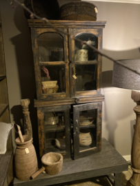 Schatje van een oud houten kastje orgineel oude kast servies vitrine keuken glas kastje vintage oud India kastje landelijk stoer brocant