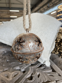 Grijs bruine roestbruine metalen kerstbal kerstbel kerstklok jingle Bell aan jute touw groot  rusty landelijk stoer