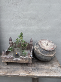 Oud vergrijsd houten tempeltje tempel offertafeltje vintage landelijk HOFFZ