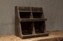 Oud vergrijsd houten gruttersbak vakkenbak grutterskast grutterskastje wandrek stoer landelijk vakkenbak kastje keukenkastje stoer grijs antraciet schap rek hout