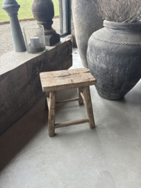 Grote grove vergrijsd houten kruk zadelkruk tafeltje bankje landelijk stoer J121