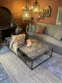 Mega grote stoere oude vergrijsd houten salontafel 181 x 92 cm gemaakt van oude deur poort metalen beslag en stalen onderstel ene catcher stoer landelijk industrieel