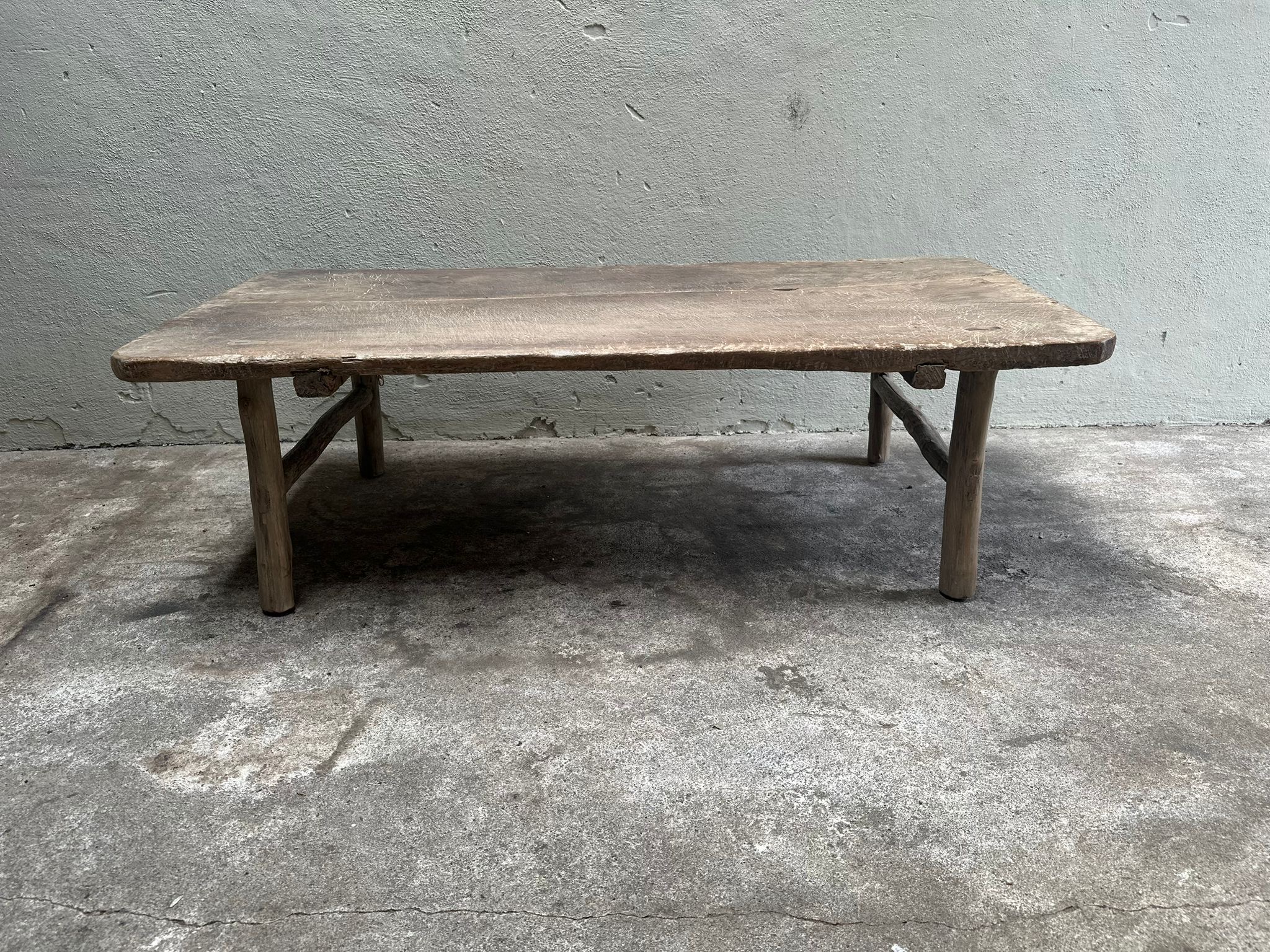 Prachtige organische oude vergrijsd houten salontafel lounge tafel landelijk stoer sober 125 x 60 x H38 cm