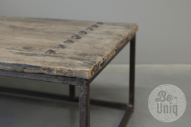 Prachtige oude vergrijsd houten salontafel sidetable televisie tv meubel tafel deur blad op metalen onderstel L176 x B63 x H38 cm landelijk stoer industrieel vintage