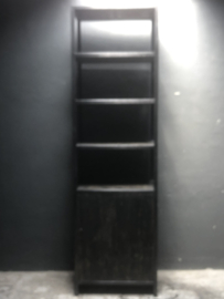 Zwarte hoge smalle stoere kolomkast kast boekenkast schap rek legplanken deurtje zwart metaal hout metalen frame met houten planken landelijk stoer industrieel