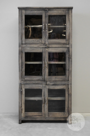 Grote oud vergrijsd houten kast 180 x 82 x 32 cm glaskast vitrinekast keukenkast glas glazen deurtjes vintage landelijke kast