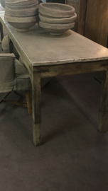 Aura Peeperkorn Enorme grote lange Stoere oude houten tafel bureau buro eettafel sidetable werktafel werkbank kookeiland zinken blad industrieel landelijk stoer grijs grijsbruin metaal hout