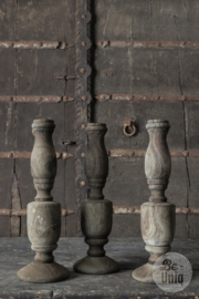 Oude vergrijsd houten kandelaar joy dinerkaars ornament sierornament landelijk stoer rustiek