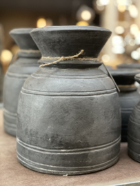 Stoere stenen pot potje vaas vaasje landelijk groot stoer robuust grijs zwart Nepalees potje