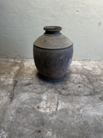 Prachtige vergrijsd antieke claypot Nepal kruik stenen vaas pot landelijk stoer sober vintage 64 x 48 cm