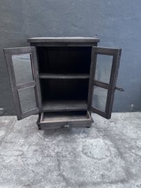 Prachtig oud vergrijsd doorleefd houten kastje vitrine vitrinekastje glaskastje landelijk stoer sober