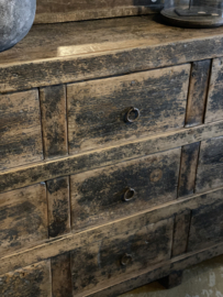 Enorme grote oude stoere ladenkast dressoir sideboard Sidetable kast landelijk industrieel donkerbruin vergrijsd vintage