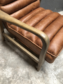 Prachtige vintage houten stoel fauteuil met dik stevig leren zitting vintage landelijk stoer modern industrieel bruin cognac