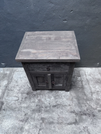 Oud vergrijsd houten kastje nachtkastje nachtkastjes hout ladekastje ladekastjes kastjes tafel tafeltje halkastje landelijk bijzettafel bijzettafeltje