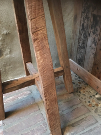 Stoere hoge oude houten kruk boerenkruk barkruk sokkel zuil plantentafeltje oud hout rond hoog zadelkruk wortel kruk krukje vergrijsd