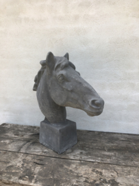 Betonnen paardekop paardenhoofd paard beton grijze grijs grey horse steen tuinbeeld