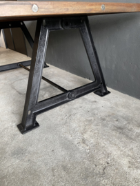 Stoere industriële tafel eettafel fabriekstafel werkbank dining table zwart gietijzeren onderstel met houten blad 240 x 100 x H76 cm