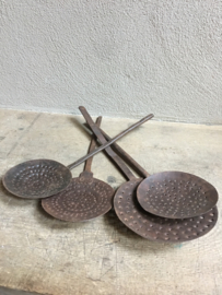 Oude metalen spaan keukengerei zeef metaal lepel landelijk industrieel brocant stoer boeren vintage urban