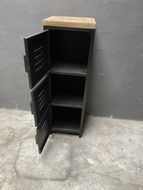 Stoere metalen locker lockerkast kast schoenenrek schoenenkast vakkenkast kluisjes kluisje kastje met houten top bovenkant blad 3 deurtjes metaal landelijk vintage urban industrieel landelijk stoer zwart houten bovenblad