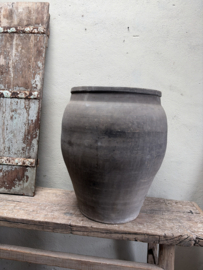 Grote oude grijs stenen kruik H60 X 54 cm pot bruingrijze bruine grijze mega vaas bloempot stoer sober landelijk olijfpot olijfkruik waterkruik
