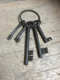 Gietijzeren sleutelbos 5 sleutels brocant landelijk oude stijl