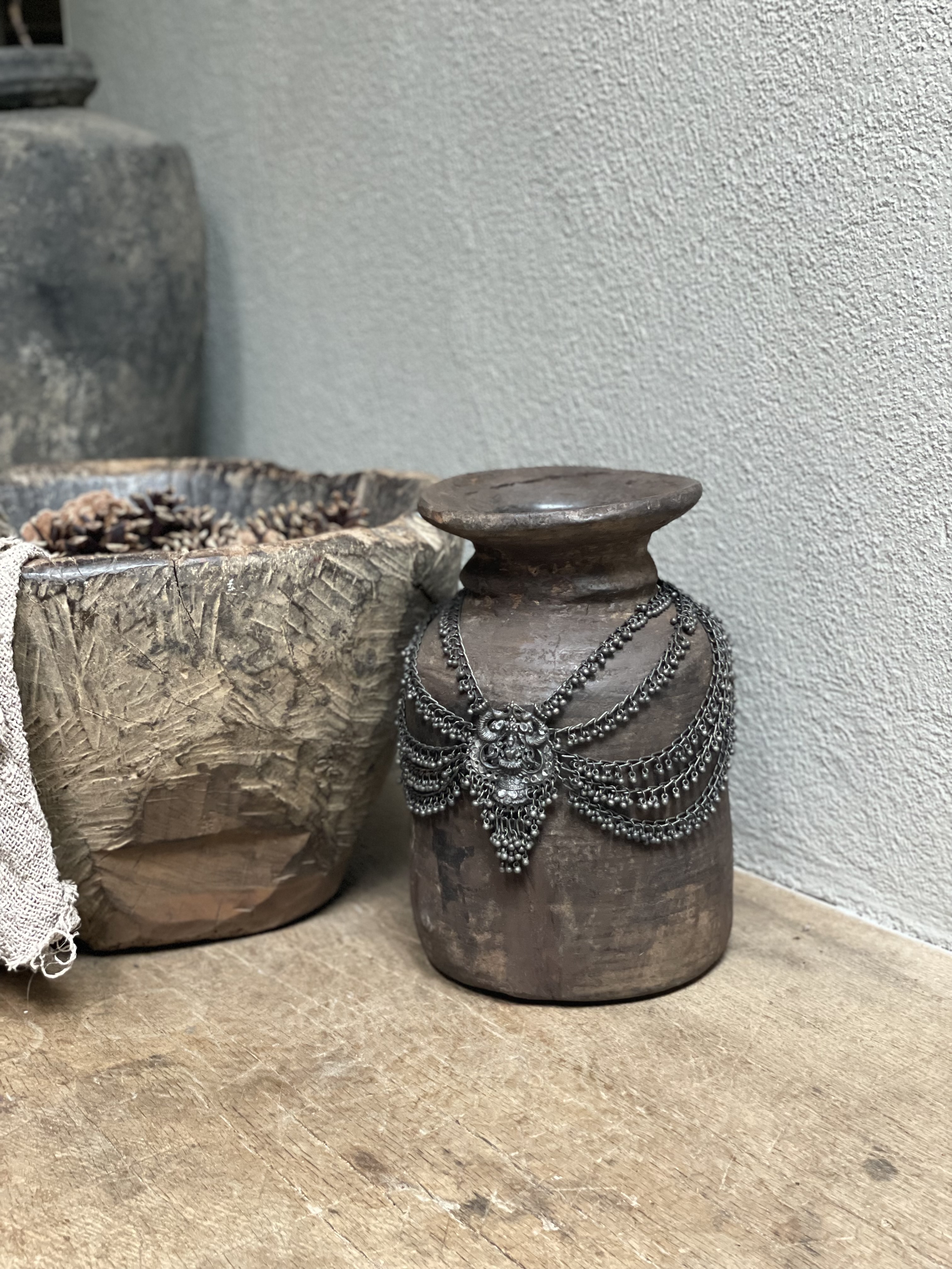 Prachtige oude houten Nepal pot nr.98 kruik vaas hout met metalen sieraad landelijk stoer shabby vintage