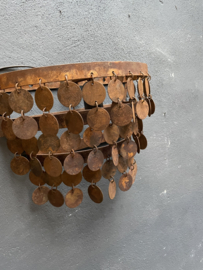 Stoere roest ijzeren wandlamp 36cm schijfjes Schijfjeslamp lamp  schelpen schelpjes landelijk stoer industrieel Schijfjeslamp wandlampje