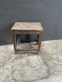 Prachtig oud doorleefd vergrijsd grijs houten tafeltje kruk krukje stoer robuust grove nerf sober oud hout