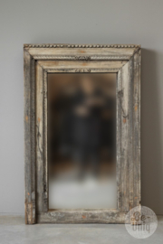 Grote oude vergrijsd houten spiegel in prachtige oude bewerkte lijst 128 x 82 x 10 cm landelijk stoer vintage oosters