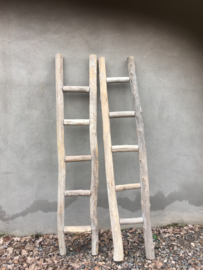 Stoer landelijk oud vergrijsd houten ladder lekker robuust decoratie laddertje handdoekenrek ladder trap trapje sober