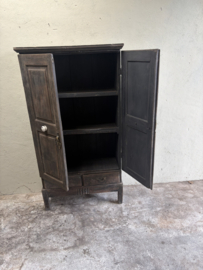 Oud houten kast kastje 2deurs en 2 lades halkastje dichte kast legplanken vergrijsd origineel oudje landelijk stoer sober