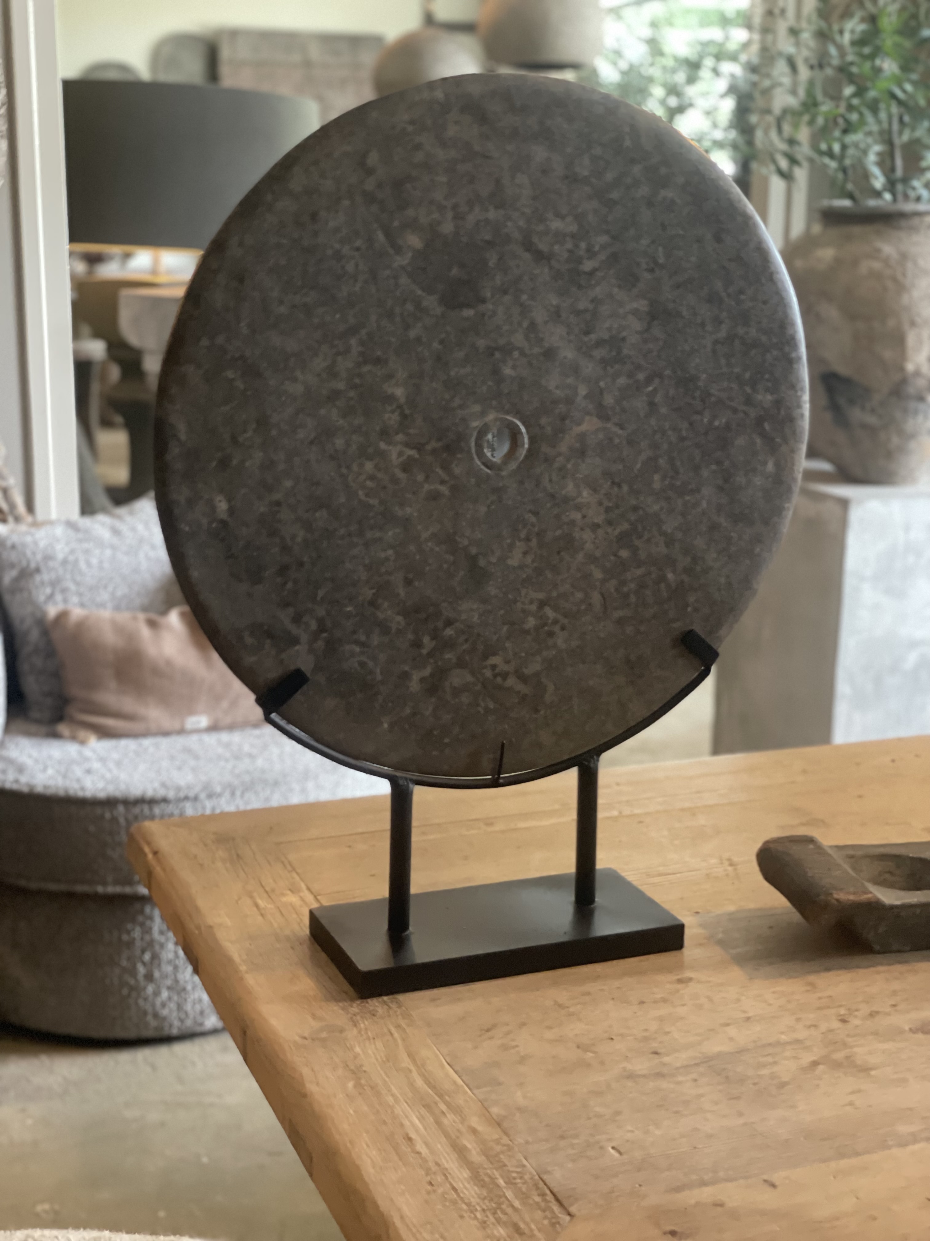 Taupe bruine grijs Brown grey stenen ronde natuursteen natuurstenen schijf ring op voetje 40 cm standaard landelijk boho vintage ornament decoratie