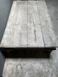 Prachtige grote oude vergrijsd doorleefde houten salontafel met veel grove nerf landelijk stoer robuust industrieel oude deur bed