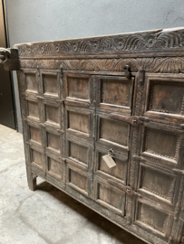 Prachtige damchiya kist oude doorleefd houten kast dressoir sidetable vergrijsd bruin landelijk stoer dressoir boerenkast deurtje aura Peeperkorn