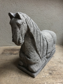 Betonnen paard paardje beeld horse paardje steen stenen beton grijs ornament landelijk stoer