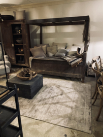 Prachtig groot uniek oud vergrijsd houten bed bank hemelbed loungebank ligbed tuin met hemel landelijk stoer tuinbank daybed hemelbed